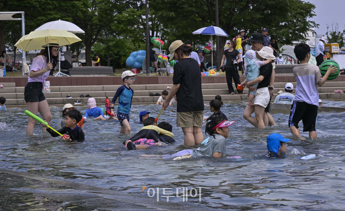 ▲수도권에 올해 첫 폭염주의보가 발령된 15일 서울 영등포구 여의도물빛광장을 찾은 시민들이 물놀이를 하며 더위를 피하고 있다. 기상청은 포천과 가평, 파주, 안성, 여주, 양평 등 경기 6개 지역을 중심으로 강한 햇볕에 습도가 높아지며 최고 체감온도가 33도 안팎까지 오를 것으로 예상돼 올해 첫 폭염주의보를 발령했다고 밝혔다. 조현호 기자 hyunho@
