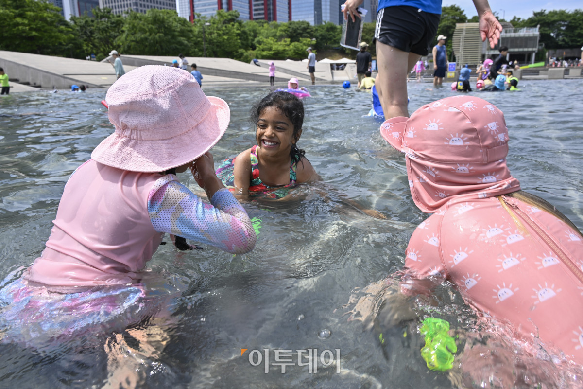 ▲수도권에 올해 첫 폭염주의보가 발령된 15일 서울 영등포구 여의도물빛광장을 찾은 어린이들이 물놀이를 하며 더위를 피하고 있다. 기상청은 포천과 가평, 파주, 안성, 여주, 양평 등 경기 6개 지역을 중심으로 강한 햇볕에 습도가 높아지며 최고 체감온도가 33도 안팎까지 오를 것으로 예상돼 올해 첫 폭염주의보를 발령했다고 밝혔다. 조현호 기자 hyunho@