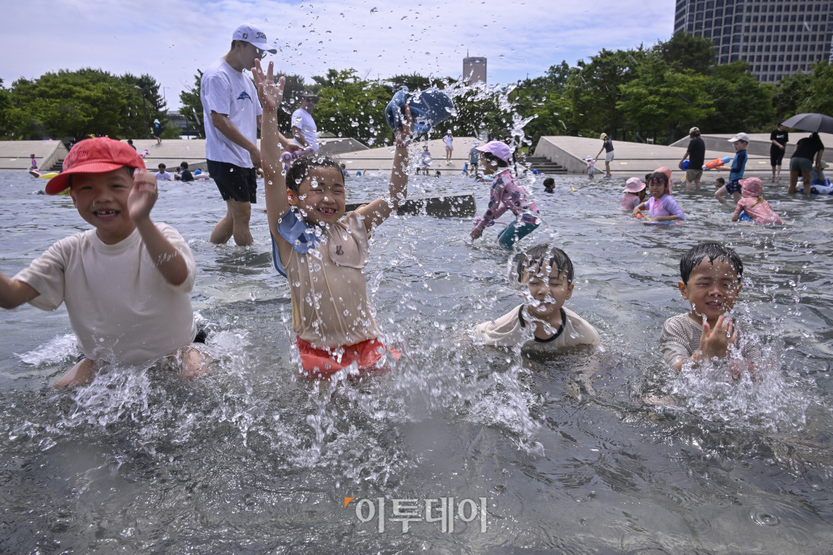 ▲ 수도권에 올해 첫 폭염주의보가 발령된 15일 서울 영등포구 여의도물빛광장을 찾은 어린이들이 물놀이를 하며 더위를 피하고 있다. (조현호 기자 hyunho@)