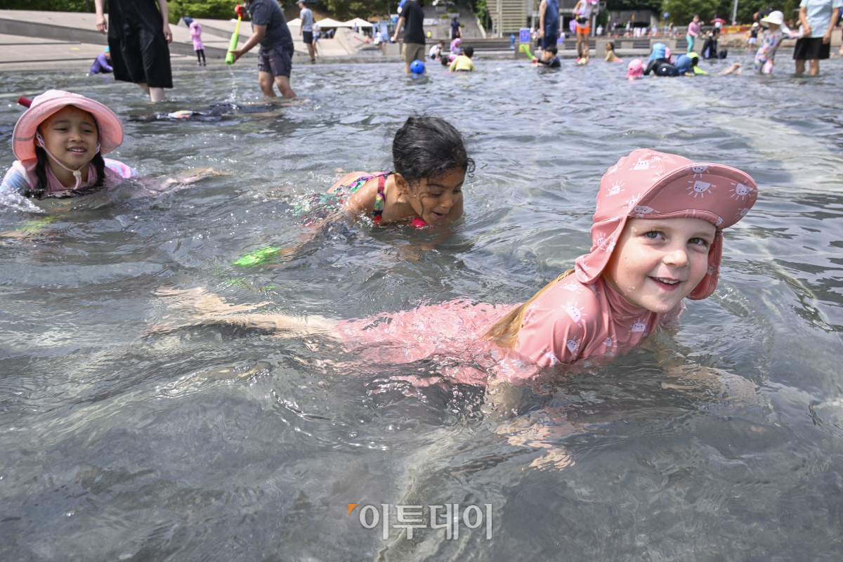 ▲수도권에 올해 첫 폭염주의보가 발령된 15일 서울 영등포구 여의도물빛광장을 찾은 어린이들이 물놀이를 하며 더위를 피하고 있다. 기상청은 포천과 가평, 파주, 안성, 여주, 양평 등 경기 6개 지역을 중심으로 강한 햇볕에 습도가 높아지며 최고 체감온도가 33도 안팎까지 오를 것으로 예상돼 올해 첫 폭염주의보를 발령했다고 밝혔다. 조현호 기자 hyunho@