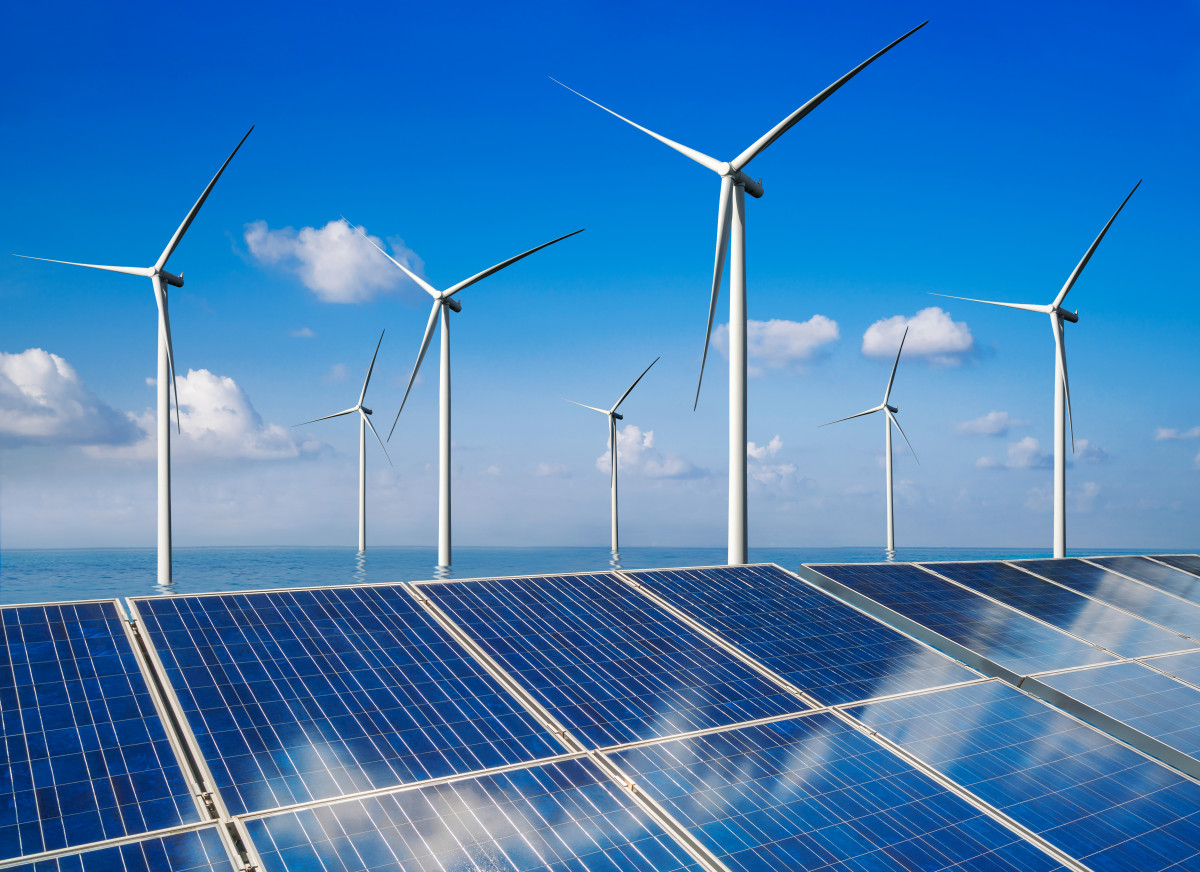 ▲Solar energy panel photovoltaic cell and wind turbine farm power generator in nature landscape for production of renewable green energy is friendly industry. Clean sustainable development concept. (게티이미지뱅크)