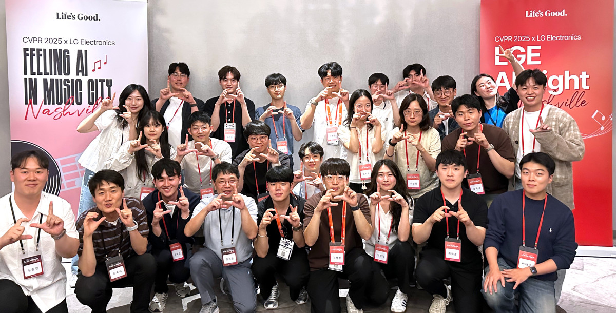 ▲LGE AI Night에 참가한 학생들이 기념 사진을 촬영하고 있다. (사진제공-LG전자)