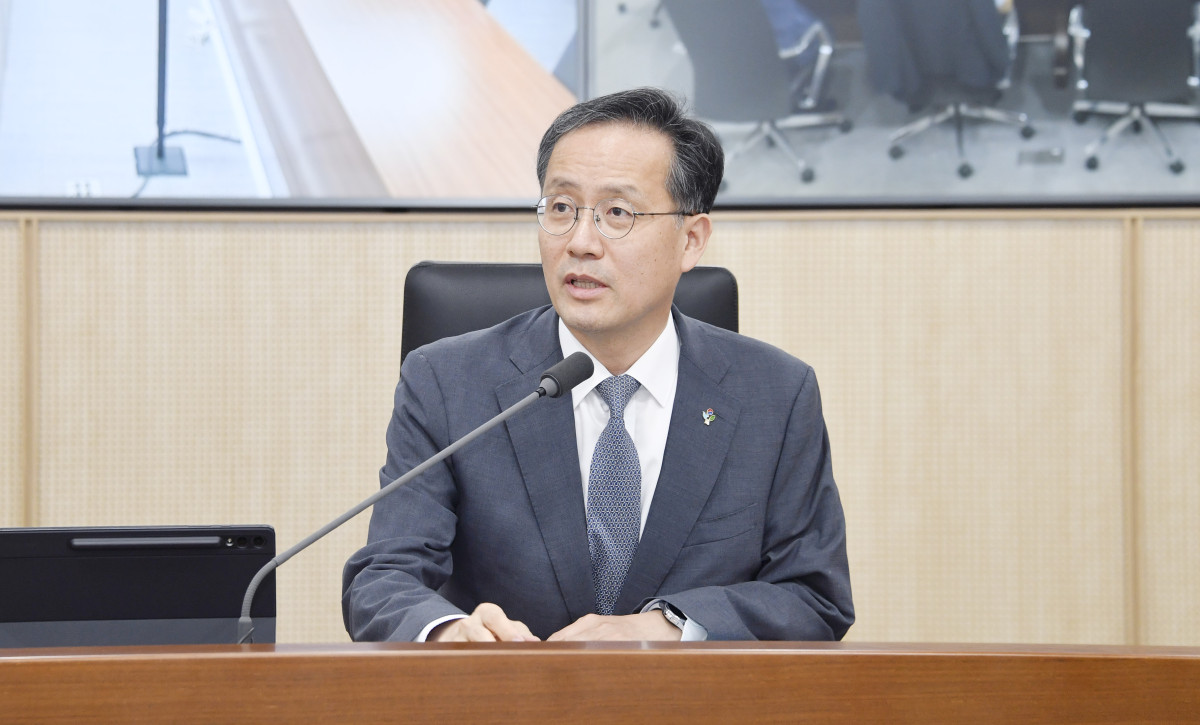 ▲이형일 기획재정부 장관 직무대행 1차관이 16일 오전 정부세종청사 중앙동에서 열린 '확대간부회의'를 주재, 모두발언을 하고 있다. (기획재정부)