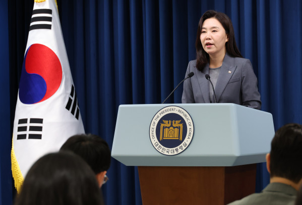 ▲<YONHAP PHOTO-3756> 현안 설명하는 강유정 대변인 (서울=연합뉴스) 한상균 기자 = 강유정 대통령실 대변인이 16일 용산 대통령실에서 국민추천제 등 현안 관련 설명을 하고 있다. 2025.6.16 xyz@yna.co.kr/2025-06-16 10:10:41/<저작권자 ⓒ 1980-2025 ㈜연합뉴스. 무단 전재 재배포 금지, AI 학습 및 활용 금지>