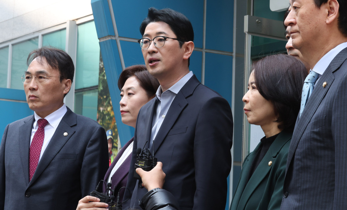 ▲주진우 국민의힘 법률자문위원장이 31일 오후 서울 종로구 서울경찰청 앞에서 이재명 더불어민주당 대표, 방송인 김어준씨 등 72인에 대한 '내란음모(예비적: 내란선전·선동) 혐의 형사 고발장'을 접수 한 후 기자회견을 하고 있다. 2025.03.31. (뉴시스)