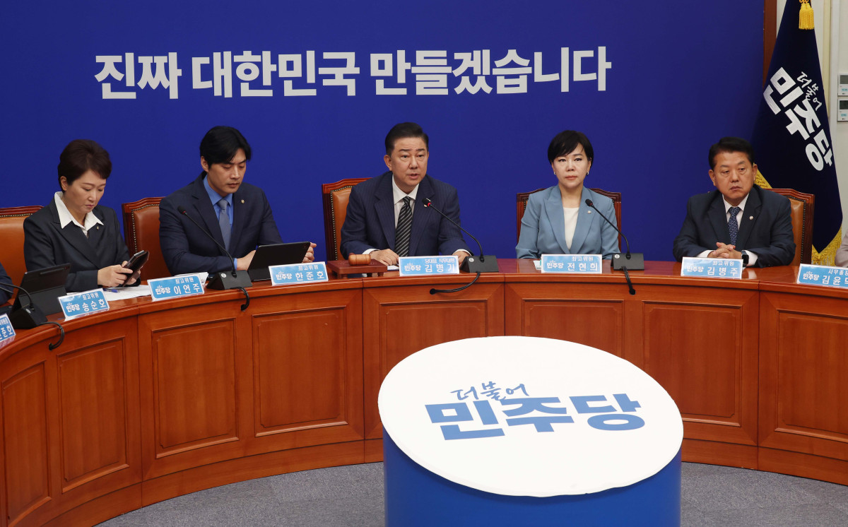 ▲김병기 더불어민주당 당대표 직무대행 겸 원내대표가 16일 서울 여의도 국회에서 열린 더불어민주당 최고위원회의에서 모두발언을 하고 있다. 신태현 기자 holjjak@