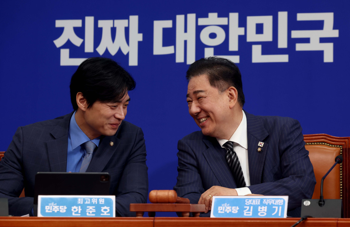 ▲김병기 더불어민주당 당대표 직무대행 겸 원내대표와 한준호 최고위원이 16일 서울 여의도 국회에서 열린 더불어민주당 최고위원회의에서 대화하고 있다. 신태현 기자 holjjak@