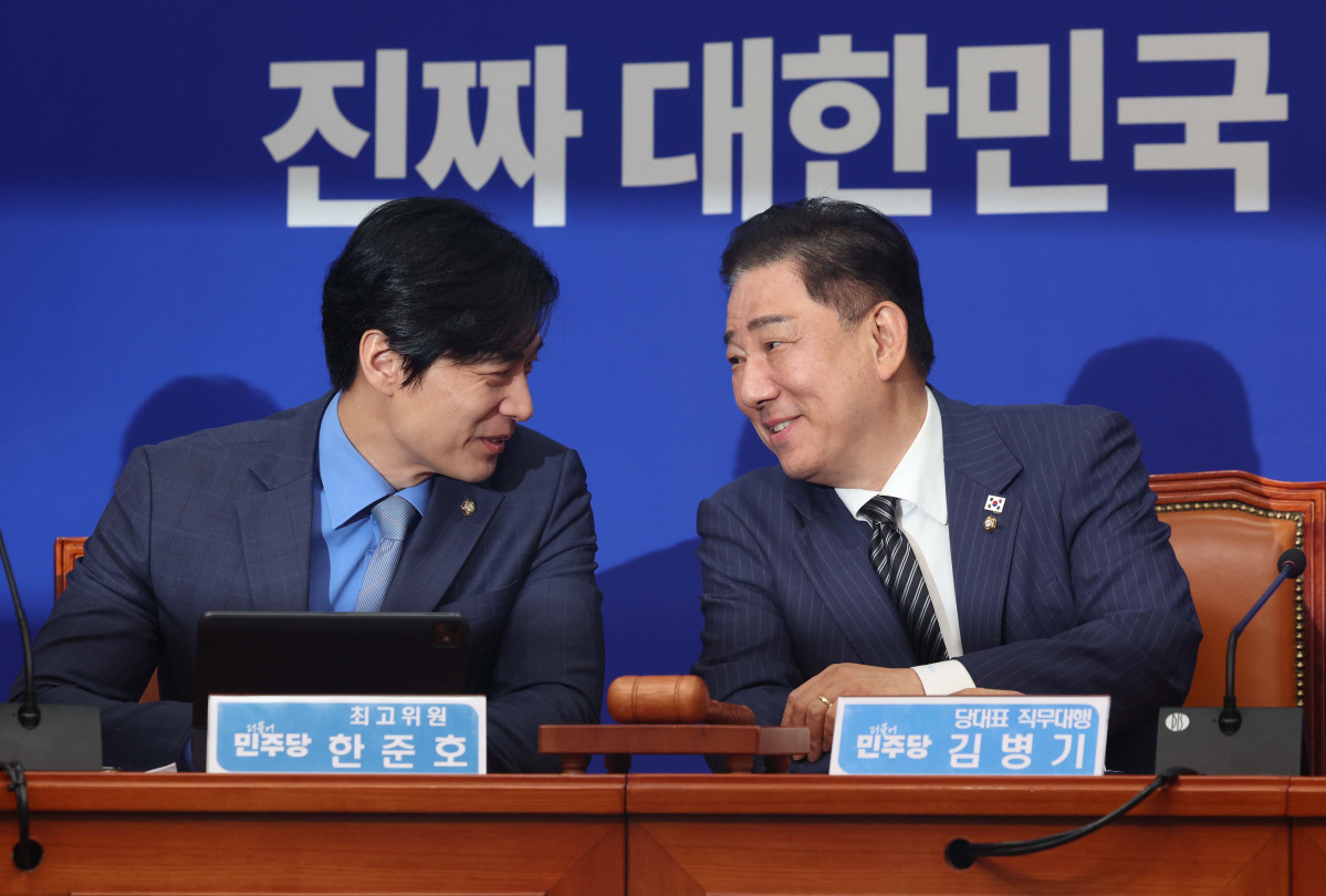 ▲김병기 더불어민주당 당대표 직무대행 겸 원내대표와 한준호 최고위원이 16일 서울 여의도 국회에서 열린 더불어민주당 최고위원회의에서 대화하고 있다. 신태현 기자 holjjak@