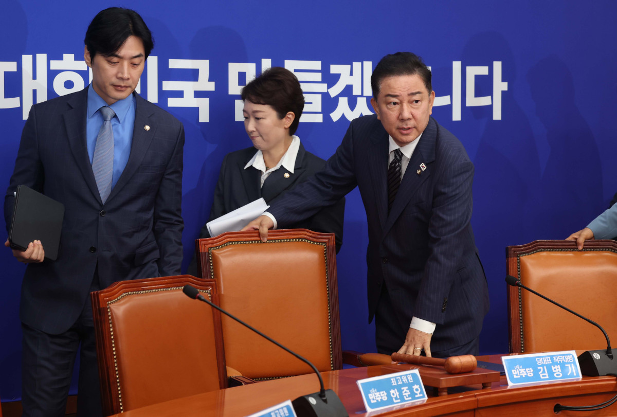 ▲김병기(오른쪽) 더불어민주당 당대표 직무대행 겸 원내대표가 16일 서울 여의도 국회에서 열린 더불어민주당 최고위원회의에 참석하고 있다. 신태현 기자 holjjak@