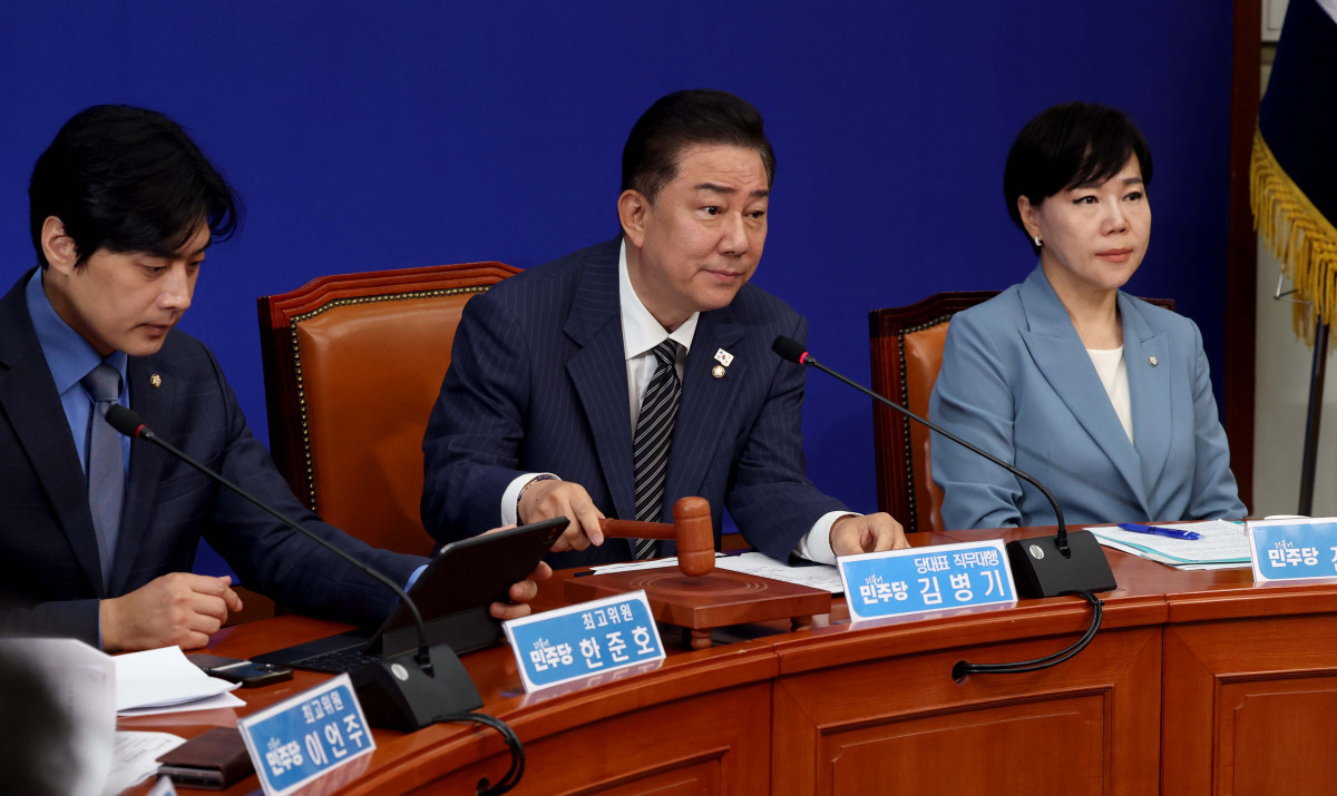 ▲김병기 더불어민주당 당대표 직무대행 겸 원내대표가 16일 서울 여의도 국회에서 열린 더불어민주당 최고위원회의에서 속개를 선언하며 의사봉을 두드리고 있다. 신태현 기자 holjjak@