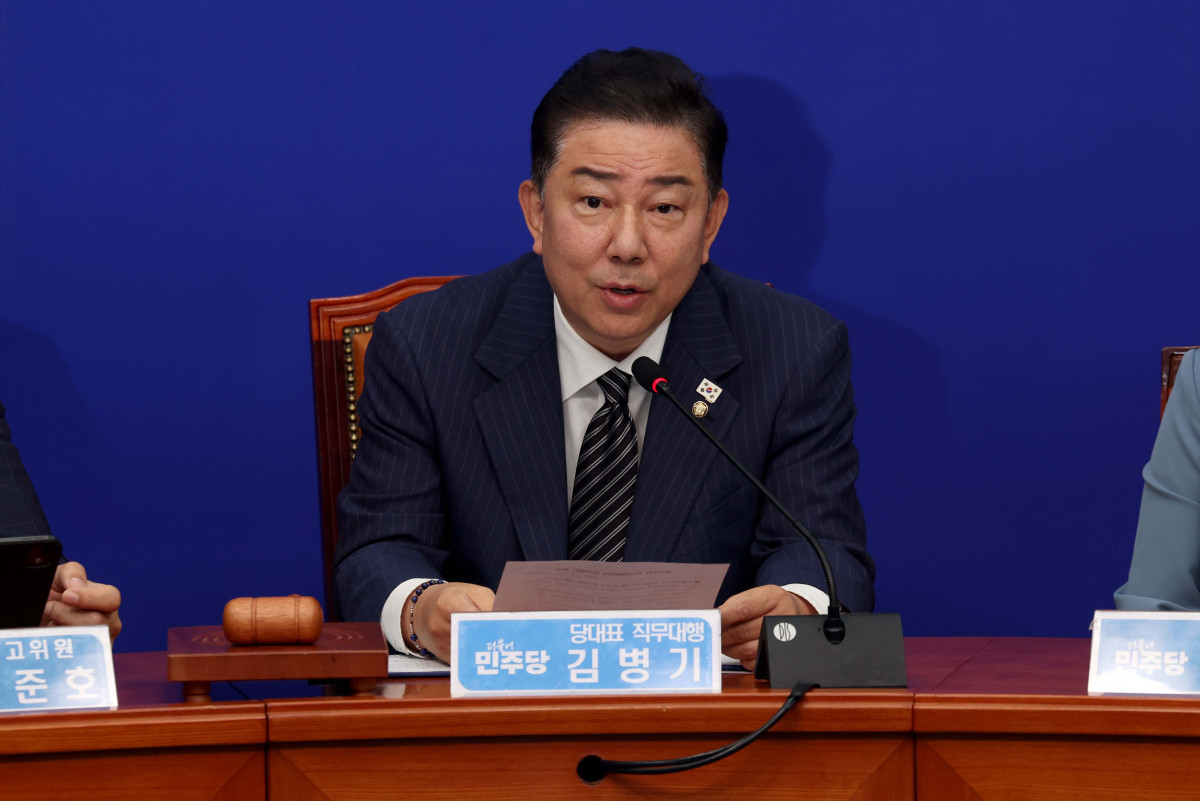 ▲김병기 더불어민주당 당대표 직무대행 겸 원내대표가 16일 서울 여의도 국회에서 열린 더불어민주당 최고위원회의에서 모두발언을 하고 있다. 신태현 기자 holjjak@