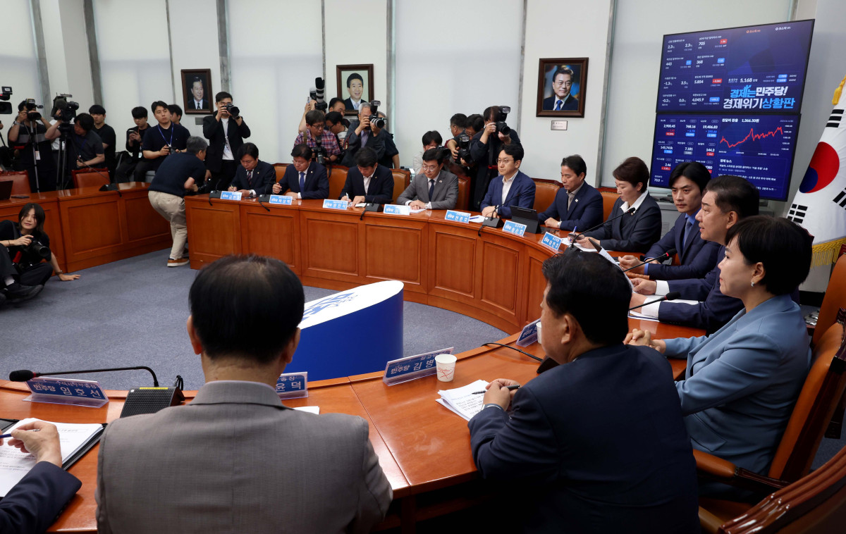 ▲김병기 더불어민주당 당대표 직무대행 겸 원내대표가 16일 서울 여의도 국회에서 열린 더불어민주당 최고위원회의에서 모두발언을 하고 있다. 신태현 기자 holjjak@