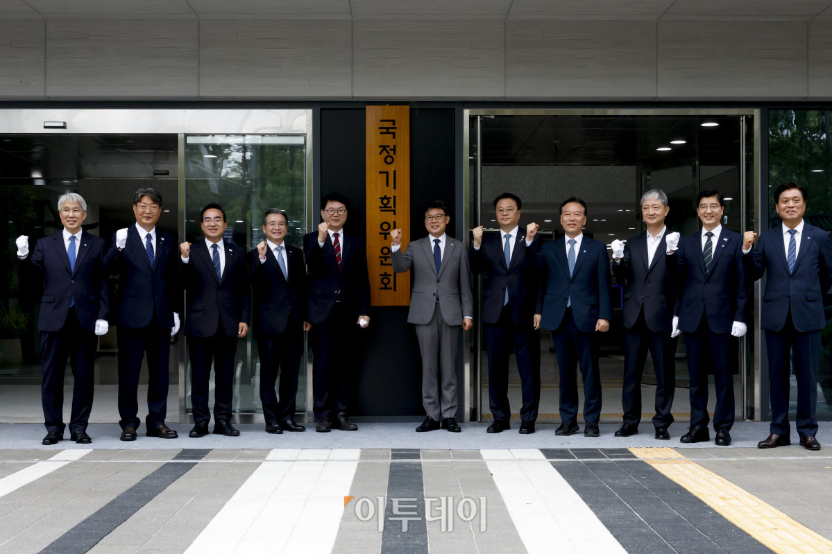 ▲이한주(왼쪽 다섯 번째) 국정기획위원장, 국정기획위원회 부위원장인 김용범(왼쪽 네 번째) 대통령실 정책실장, 진성준(왼쪽 여섯 번째) 더불어민주당 정책위의장, 방기선(왼쪽 일곱 번째) 국무조정실장 등 참석자들이 16일 서울 종로구 정부서울청사 창성동 별관에서 열린 국정기획위원회 현판 제막식에서 현판 제막을 마친 후 기념촬영을 하고 있다. 이재명 정부의 대통령직인수위원회 역할을 할 국정기획위원회는 이날 출범식을 열고 이한주 위원장 주재로 제1차 전체회의를 개최한다. 첫 회의에서는 운영계획과 새 정부 국정과제 수립방안 등을 논의할 예정이다. 조현호 기자 hyunho@