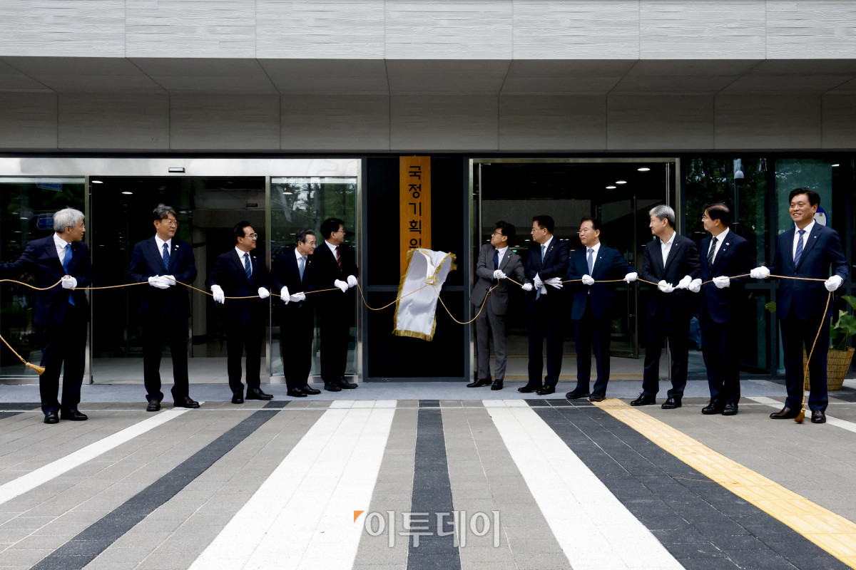 ▲이한주(왼쪽 다섯 번째) 국정기획위원장, 국정기획위원회 부위원장인 김용범(왼쪽 네 번째) 대통령실 정책실장, 진성준(왼쪽 여섯 번째) 더불어민주당 정책위의장, 방기선(왼쪽 일곱 번째) 국무조정실장 등 참석자들이 16일 서울 종로구 정부서울청사 창성동 별관에서 열린 국정기획위원회 현판 제막식에서 현판 제막을 하고 있다. 이재명 정부의 대통령직인수위원회 역할을 할 국정기획위원회는 이날 출범식을 열고 이한주 위원장 주재로 제1차 전체회의를 개최한다. 첫 회의에서는 운영계획과 새 정부 국정과제 수립방안 등을 논의할 예정이다. 조현호 기자 hyunho@