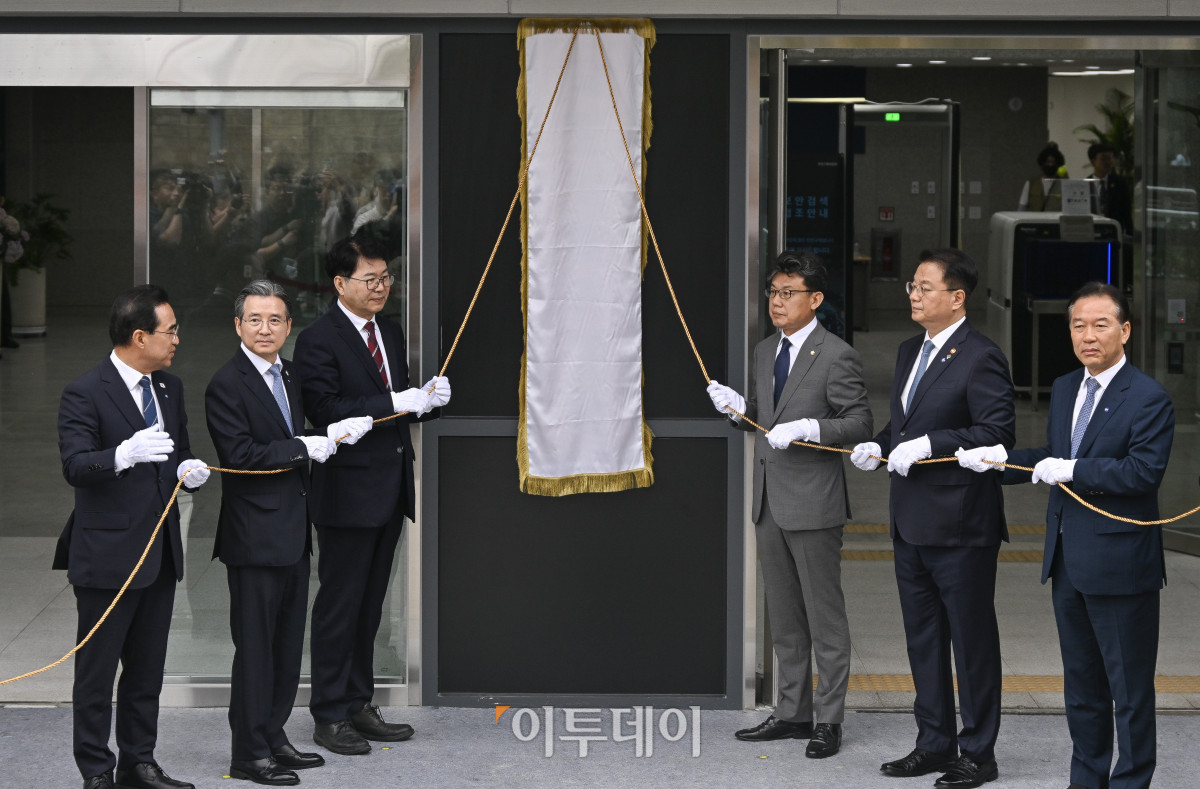▲이한주(왼쪽 세 번째) 국정기획위원장, 국정기획위원회 부위원장인 김용범(왼쪽 두 번째) 대통령실 정책실장, 진성준(왼쪽 네 번째) 더불어민주당 정책위의장, 방기선(왼쪽 다섯 번째) 국무조정실장 등 참석자들이 16일 서울 종로구 정부서울청사 창성동 별관에서 열린 국정기획위원회 현판 제막식에서 현판 제막을 마친 후 기념촬영을 하고 있다. 이재명 정부의 대통령직인수위원회 역할을 할 국정기획위원회는 이날 출범식을 열고 이한주 위원장 주재로 제1차 전체회의를 개최한다. 첫 회의에서는 운영계획과 새 정부 국정과제 수립방안 등을 논의할 예정이다. 조현호 기자 hyunho@