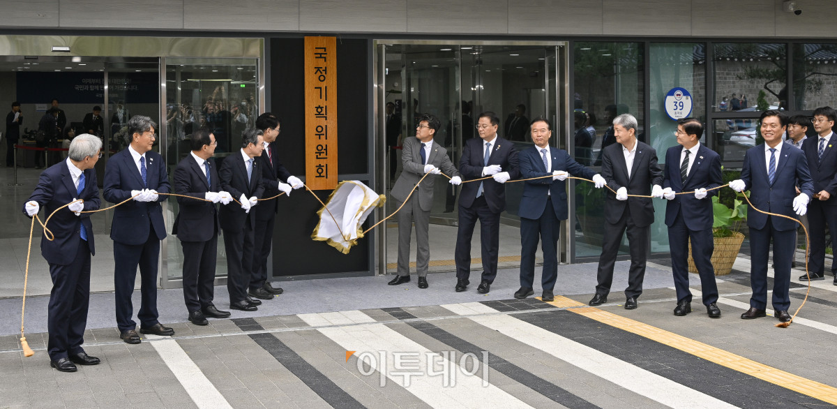 ▲이한주(왼쪽 다섯 번째) 국정기획위원장, 국정기획위원회 부위원장인 김용범(왼쪽 네 번째) 대통령실 정책실장, 진성준(왼쪽 여섯 번째) 더불어민주당 정책위의장, 방기선(왼쪽 일곱 번째) 국무조정실장 등 참석자들이 16일 서울 종로구 정부서울청사 창성동 별관에서 열린 국정기획위원회 현판 제막식에서 현판 제막을 하고 있다. 이재명 정부의 대통령직인수위원회 역할을 할 국정기획위원회는 이날 출범식을 열고 이한주 위원장 주재로 제1차 전체회의를 개최한다. 첫 회의에서는 운영계획과 새 정부 국정과제 수립방안 등을 논의할 예정이다. 조현호 기자 hyunho@