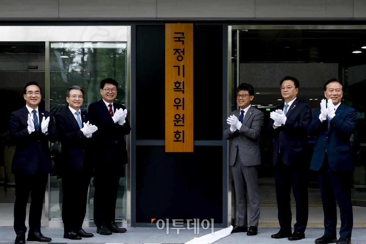 ▲이한주(왼쪽 세 번째) 국정기획위원장, 국정기획위원회 부위원장인 김용범(왼쪽 두 번째) 대통령실 정책실장, 진성준(왼쪽 네 번째) 더불어민주당 정책위의장, 방기선(왼쪽 다섯 번째) 국무조정실장 등 참석자들이 16일 서울 종로구 정부서울청사 창성동 별관에서 열린 국정기획위원회 현판 제막식에서 현판 제막을 마친 후 기념촬영을 하고 있다. 이재명 정부의 대통령직인수위원회 역할을 할 국정기획위원회는 이날 출범식을 열고 이한주 위원장 주재로 제1차 전체회의를 개최한다. 첫 회의에서는 운영계획과 새 정부 국정과제 수립방안 등을 논의할 예정이다. 조현호 기자 hyunho@