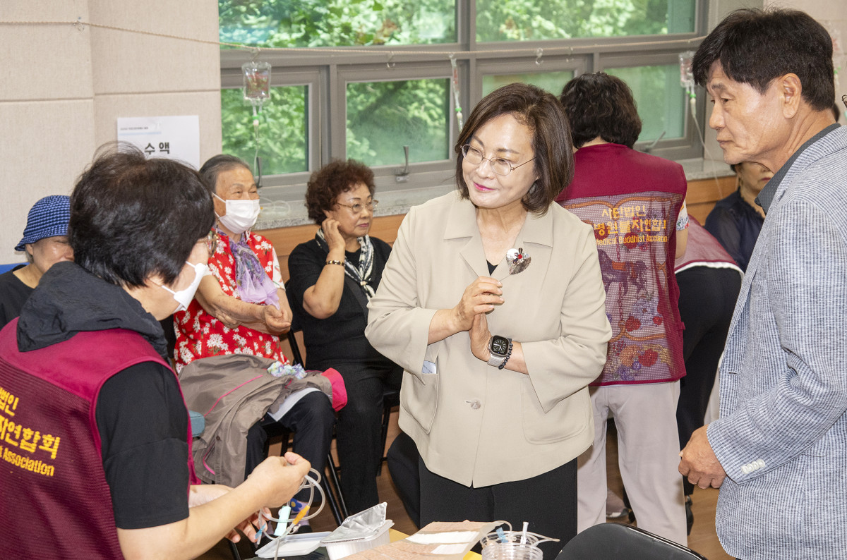 ▲ 14일 대한노인회 용산구지회 강당에서 열린 ‘노인 대상 무료진료 의료봉사’ 현장에 방문한 박희영 용산구청장. (사진제공=용산구)