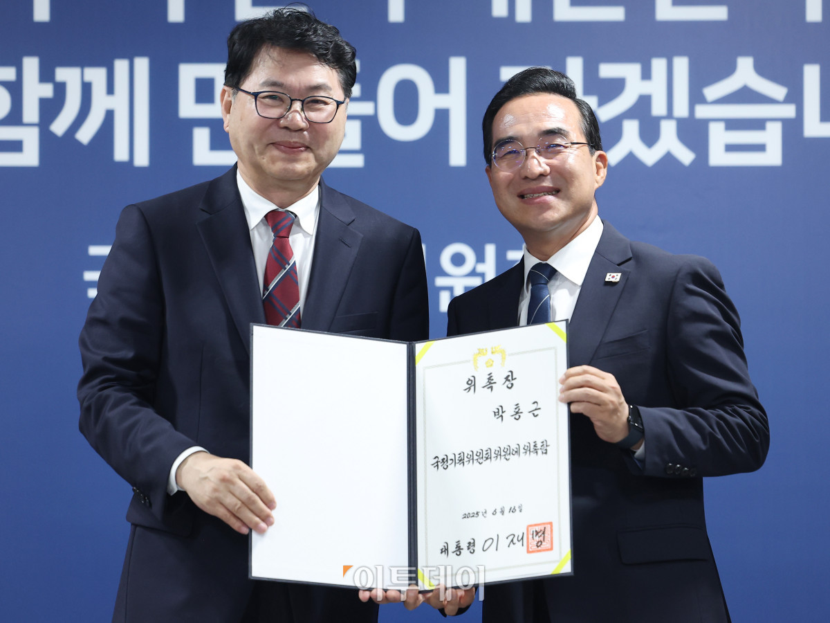 ▲이한주(왼쪽) 국정기획위원장이 16일 서울 종로구 정부서울청사 창성동 별관에서 열린 국정기획위원회 출범식에서 기획분과장을 맡은 박홍근 더불어민주당 의원에게 위촉장 수여 후 기념촬영을 하고 있다. 이재명 정부의 대통령직인수위원회 역할을 하는 국정기획위는 100대 국정과제를 정리하고 과제별로 추진 시점과 목표 등을 정해 국정운영 5개년 계획을 마련할 방침이다. 조현호 기자 hyunho@