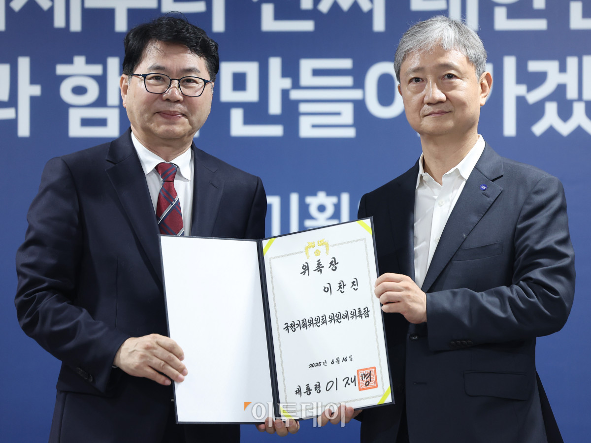 ▲이한주(왼쪽) 국정기획위원장이 16일 서울 종로구 정부서울청사 창성동 별관에서 열린 국정기획위원회 출범식에서 사회1분과장을 맡은 이찬진 제일합동법률사무소 변호사에게 위촉장 수여 후 기념촬영을 하고 있다. 이재명 정부의 대통령직인수위원회 역할을 하는 국정기획위는 100대 국정과제를 정리하고 과제별로 추진 시점과 목표 등을 정해 국정운영 5개년 계획을 마련할 방침이다. 조현호 기자 hyunho@