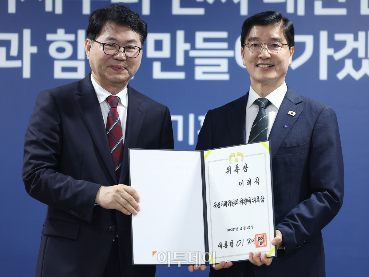 ▲이한주(왼쪽) 국정기획위원장이 16일 서울 종로구 정부서울청사 창성동 별관에서 열린 국정기획위원회 출범식에서 정치행정분과장을 맡은 이해식 더불어민주당 의원에게 위촉장 수여 후 기념촬영을 하고 있다. 이재명 정부의 대통령직인수위원회 역할을 하는 국정기획위는 100대 국정과제를 정리하고 과제별로 추진 시점과 목표 등을 정해 국정운영 5개년 계획을 마련할 방침이다. 조현호 기자 hyunho@
