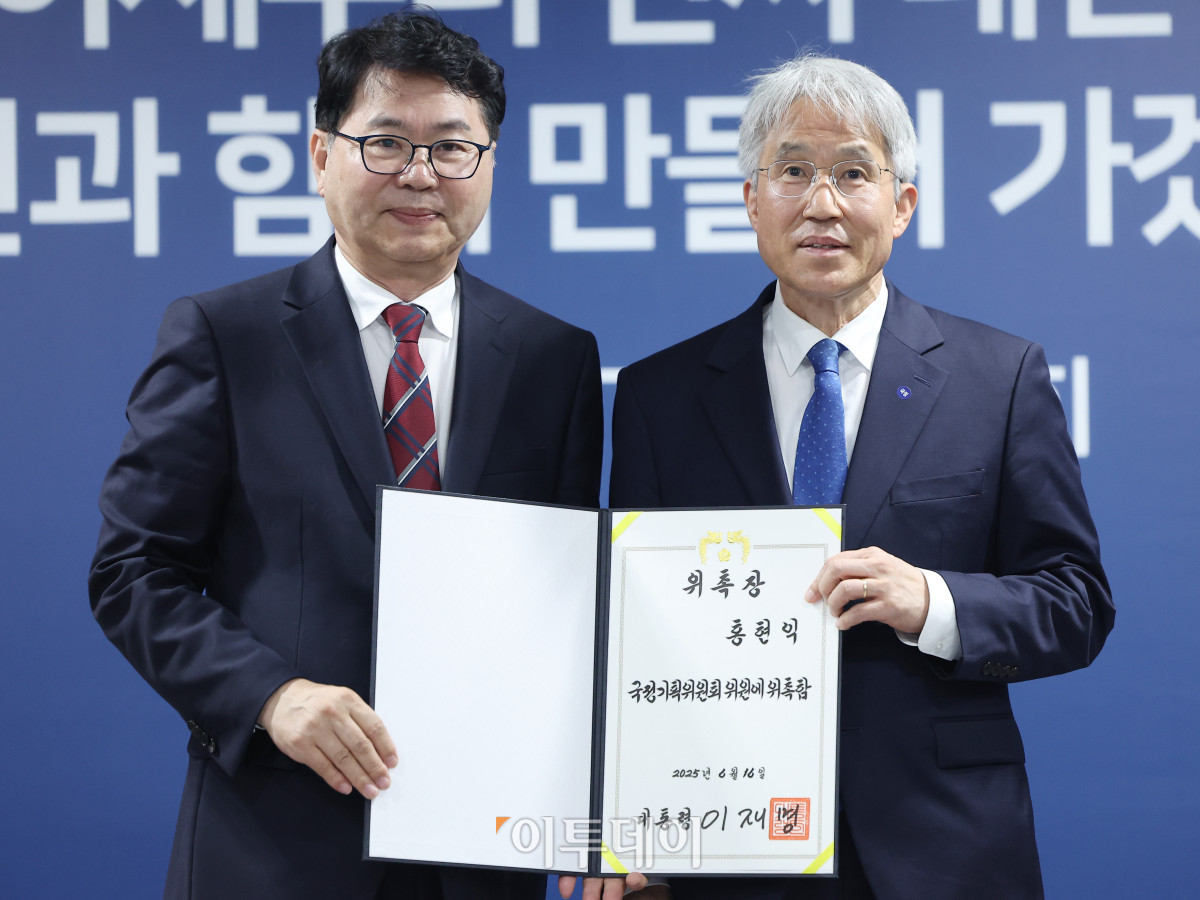 ▲이한주(왼쪽) 국정기획위원장이 16일 서울 종로구 정부서울청사 창성동 별관에서 열린 국정기획위원회 출범식에서 외교안보분과장을 맡은 홍현익 세종연구소 명예연구위원에게 위촉장 수여 후 기념촬영을 하고 있다. 이재명 정부의 대통령직인수위원회 역할을 하는 국정기획위는 100대 국정과제를 정리하고 과제별로 추진 시점과 목표 등을 정해 국정운영 5개년 계획을 마련할 방침이다. 조현호 기자 hyunho@