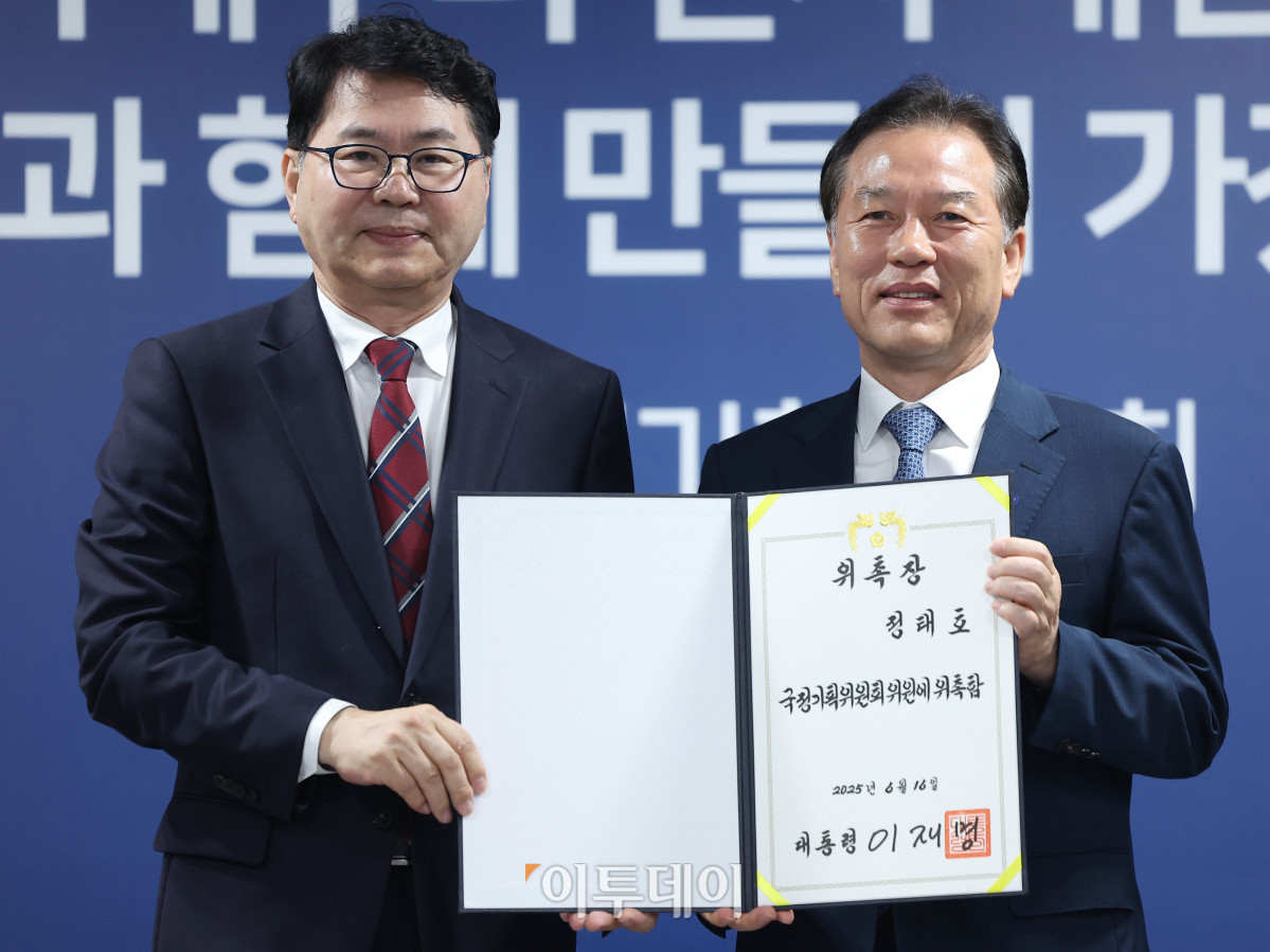 ▲이한주(왼쪽) 국정기획위원장이 16일 서울 종로구 정부서울청사 창성동 별관에서 열린 국정기획위원회 출범식에서 경제1분과장을 맡은 정태호 더불어민주당 의원에게 위촉장 수여 후 기념촬영을 하고 있다. 이재명 정부의 대통령직인수위원회 역할을 하는 국정기획위는 100대 국정과제를 정리하고 과제별로 추진 시점과 목표 등을 정해 국정운영 5개년 계획을 마련할 방침이다. 조현호 기자 hyunho@