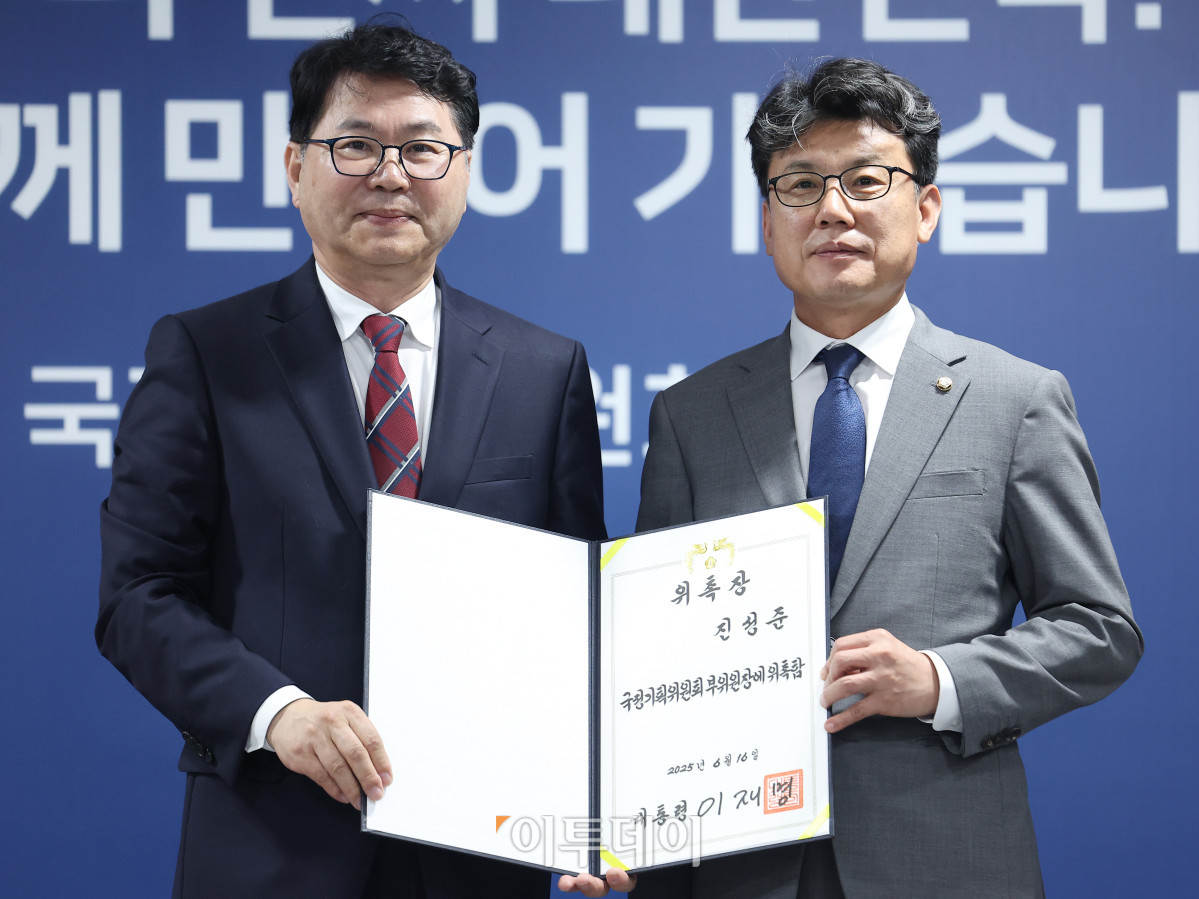 ▲이한주(왼쪽) 국정기획위원장이 16일 서울 종로구 정부서울청사 창성동 별관에서 열린 국정기획위원회 출범식에서 부위원장을 맡은 진성준 더불어민주당 정책위의장에게 위촉장 수여 후 기념촬영을 하고 있다. 이재명 정부의 대통령직인수위원회 역할을 하는 국정기획위는 100대 국정과제를 정리하고 과제별로 추진 시점과 목표 등을 정해 국정운영 5개년 계획을 마련할 방침이다. 조현호 기자 hyunho@