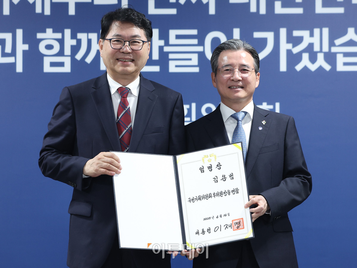 ▲이한주(왼쪽) 국정기획위원장이 16일 서울 종로구 정부서울청사 창성동 별관에서 열린 국정기획위원회 출범식에서 부위원장을 맡은 김용범 대통령실 정책실장에게 위촉장 수여 후 기념촬영을 하고 있다. 이재명 정부의 대통령직인수위원회 역할을 하는 국정기획위는 100대 국정과제를 정리하고 과제별로 추진 시점과 목표 등을 정해 국정운영 5개년 계획을 마련할 방침이다. 조현호 기자 hyunho@