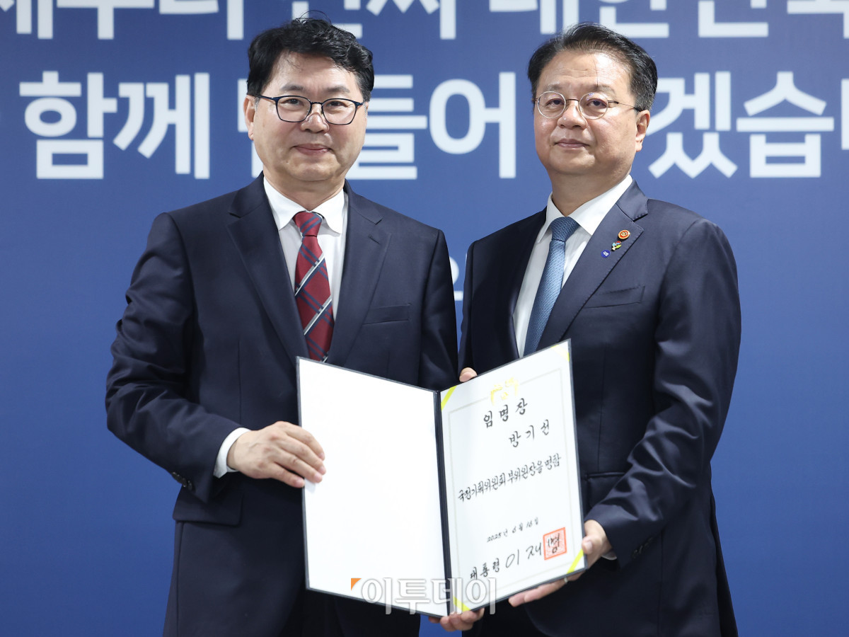 ▲이한주(왼쪽) 국정기획위원장이 16일 서울 종로구 정부서울청사 창성동 별관에서 열린 국정기획위원회 출범식에서 부위원장을 맡은 방기선 국무조정실장에게 위촉장 수여 후 기념촬영을 하고 있다. 이재명 정부의 대통령직인수위원회 역할을 하는 국정기획위는 100대 국정과제를 정리하고 과제별로 추진 시점과 목표 등을 정해 국정운영 5개년 계획을 마련할 방침이다. 조현호 기자 hyunho@