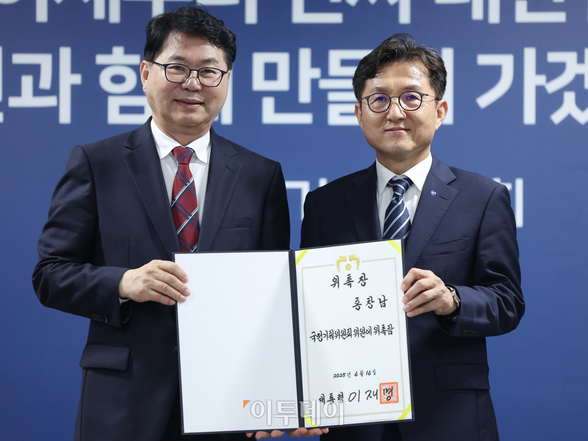 ▲이한주(왼쪽) 국정기획위원장이 16일 서울 종로구 정부서울청사 창성동 별관에서 열린 국정기획위원회 출범식에서 사회2분과장을 맡은 홍창남 부산대 부총장에게 위촉장 수여 후 기념촬영을 하고 있다. 이재명 정부의 대통령직인수위원회 역할을 하는 국정기획위는 100대 국정과제를 정리하고 과제별로 추진 시점과 목표 등을 정해 국정운영 5개년 계획을 마련할 방침이다. 조현호 기자 hyunho@