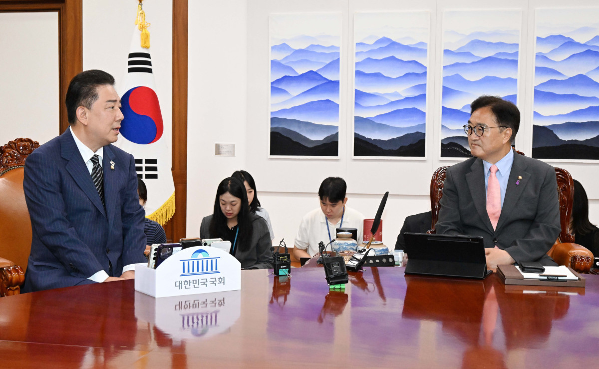▲김병기 더불어민주당 당대표 직무대행 겸 원내대표가 16일  서울 여의도 국회에서 우원식 국회의장을 예방하고 있다. 신태현 기자 holjjak@