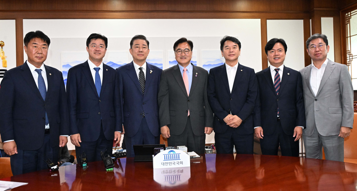 ▲김병기 더불어민주당 당대표 직무대행 겸 원내대표 등이 16일  서울 여의도 국회에서 우원식 국회의장을 예방해 기념촬영을 하고 있다. 신태현 기자 holjjak@