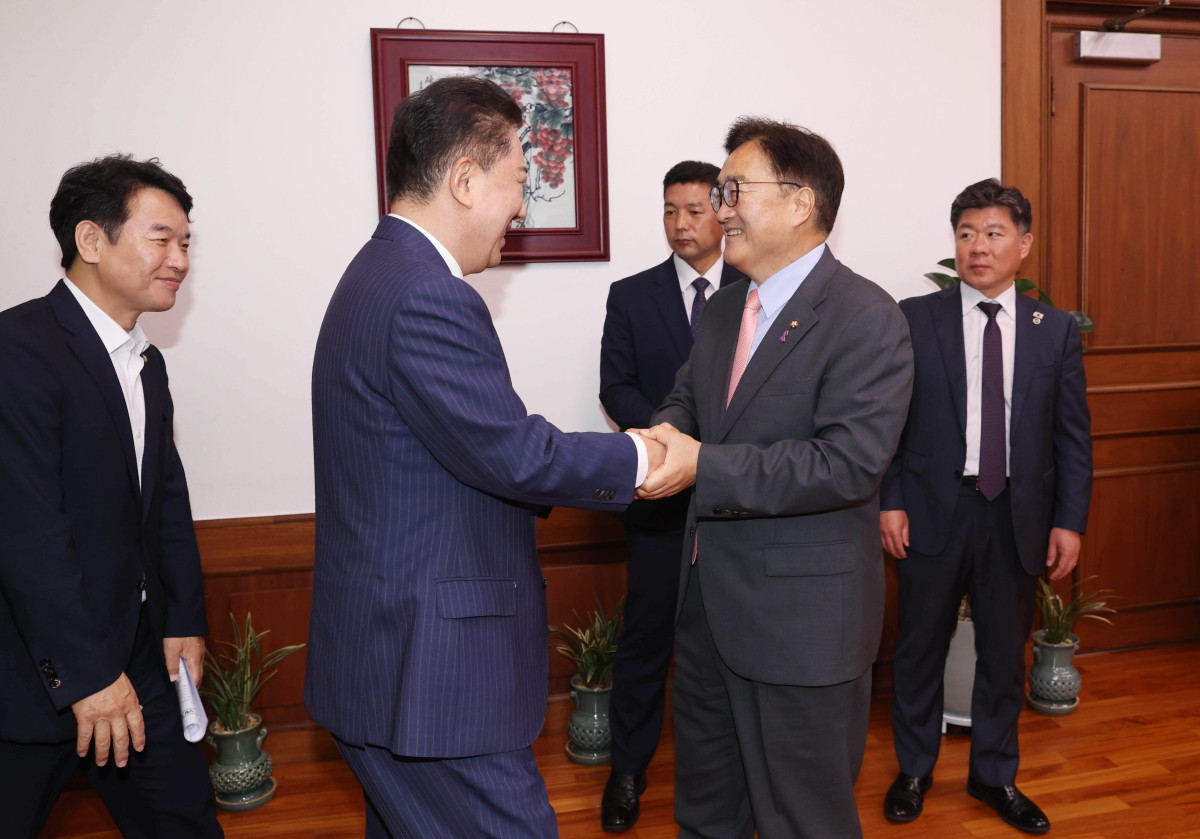 ▲김병기 더불어민주당 당대표 직무대행 겸 원내대표가 16일 서울 여의도 국회에서 우원식 국회의장을 예방하고 있다. 신태현 기자 holjjak@