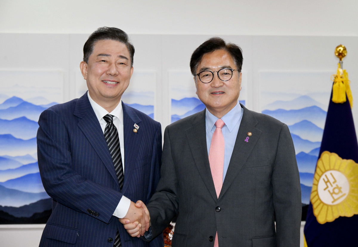 ▲김병기 더불어민주당 당대표 직무대행 겸 원내대표가 16일  서울 여의도 국회에서 우원식 국회의장을 예방해 기념촬영을 하고있다. 신태현 기자 holjjak@