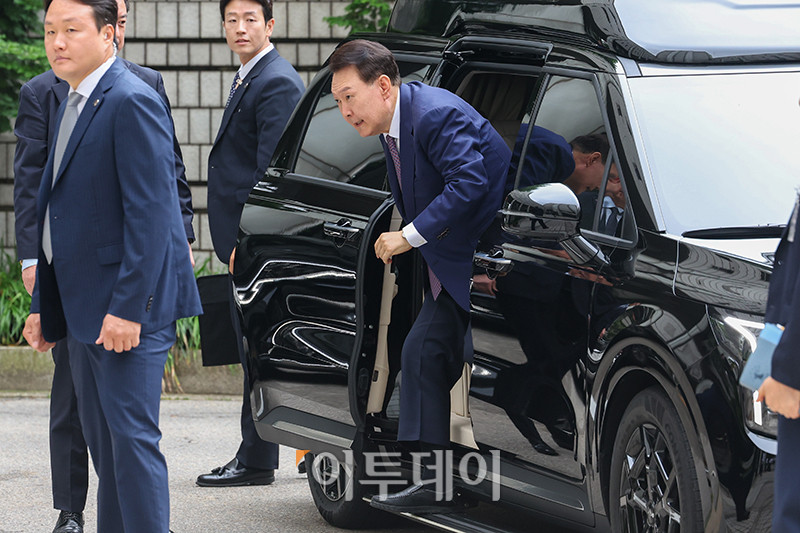 ▲윤석열 전 대통령이 16일 오전 서울 서초구 서울중앙지방법원에서 열린 내란 우두머리 혐의·직권남용 권리행사 방해 혐의 사건 7차 공판에 출석하고 있다. 2025.06.16 사진공동취재단