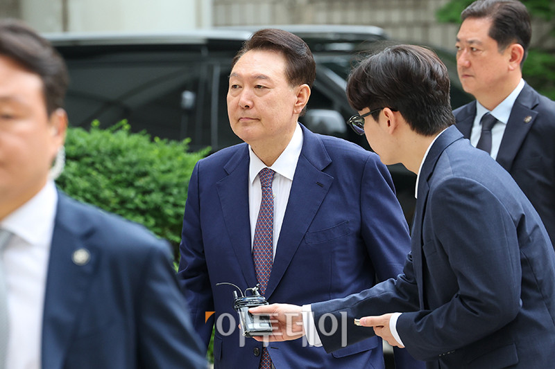 ▲ 윤석열 전 대통령이 16일 오전 서울 서초구 서울중앙지방법원에서 열린 내란 우두머리 혐의·직권남용 권리행사 방해 혐의 사건 7차 공판에 출석하고 있다. (연합뉴스)
