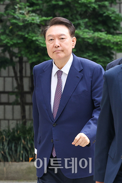 ▲윤석열 전 대통령이 16일 오전 서울 서초구 서울중앙지방법원에서 열린 내란 우두머리 혐의·직권남용 권리행사 방해 혐의 사건 7차 공판에 출석하고 있다. 2025.06.16 사진공동취재단