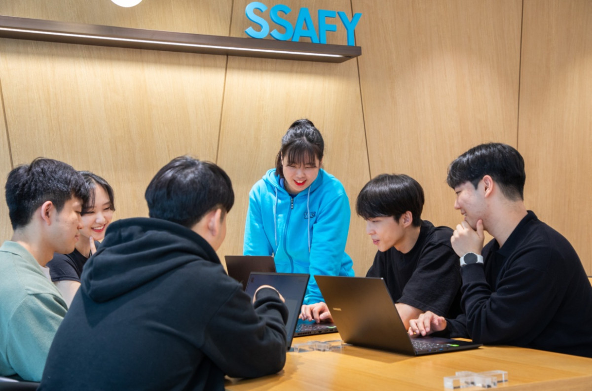 ▲삼성청년SW아카데미(SSAFY) 교육생들이 생성형 AI, 로봇 관련 협업 프로젝트를 진행하고 있다. (자료제공=삼성전자)