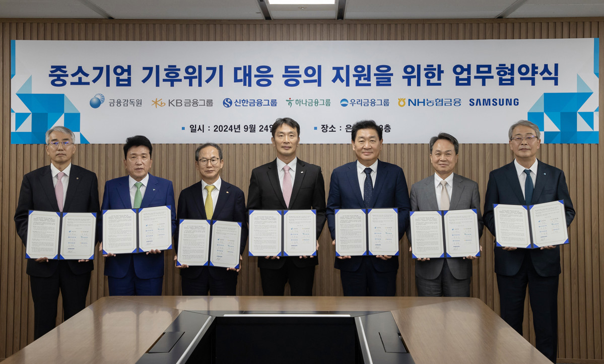 ▲삼성전자가 24일 서울 명동 은행회관에서 금융감독원, 5대 금융지주와 함께 '협력회사 ESG 펀드' 조성을 위한 업무 협약을 체결했다. (왼쪽부터) 이석준 NH농협금융지주 회장, 함영주 하나금융지주 회장, 양종희 KB금융지주 회장, 이복현 금융감독원장, 한종희 삼성전자 대표이사, 진옥동 신한금융지주 회장, 임종룡 우리금융지주 회장 (자료제공=삼성전자)