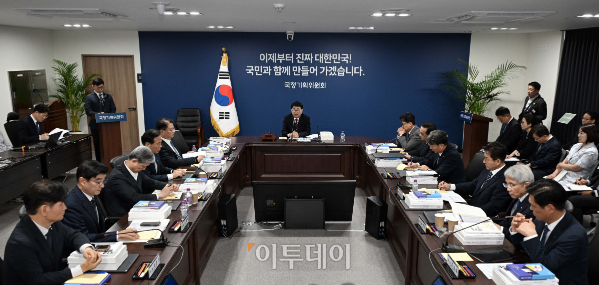 ▲이한주 국정기획위원회 위원장이 16일 서울 종로구 정부서울청사 창성동 별관에서 열린 1차 전체 회의에서 모두발언하고 있다. 이날 출범한 위원회는 정부가 임기 중 추진할 국정과제의 로드맵을 제시하며 이재명 정부의 100대 국정과제를 정리, 과제별로 추진 시점과 목표 등을 정해 '국정운영 5개년 계획'을 마련할 방침이다. 조현호 기자 hyunho@