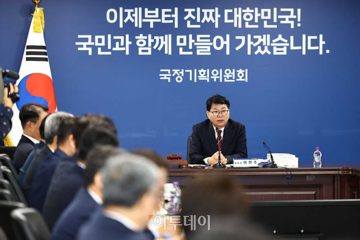 ▲이한주 국정기획위원회 위원장이 16일 서울 종로구 정부서울청사 창성동 별관에서 열린 1차 전체 회의에서 모두발언하고 있다. 이날 출범한 위원회는 정부가 임기 중 추진할 국정과제의 로드맵을 제시하며 이재명 정부의 100대 국정과제를 정리, 과제별로 추진 시점과 목표 등을 정해 '국정운영 5개년 계획'을 마련할 방침이다. 조현호 기자 hyunho@