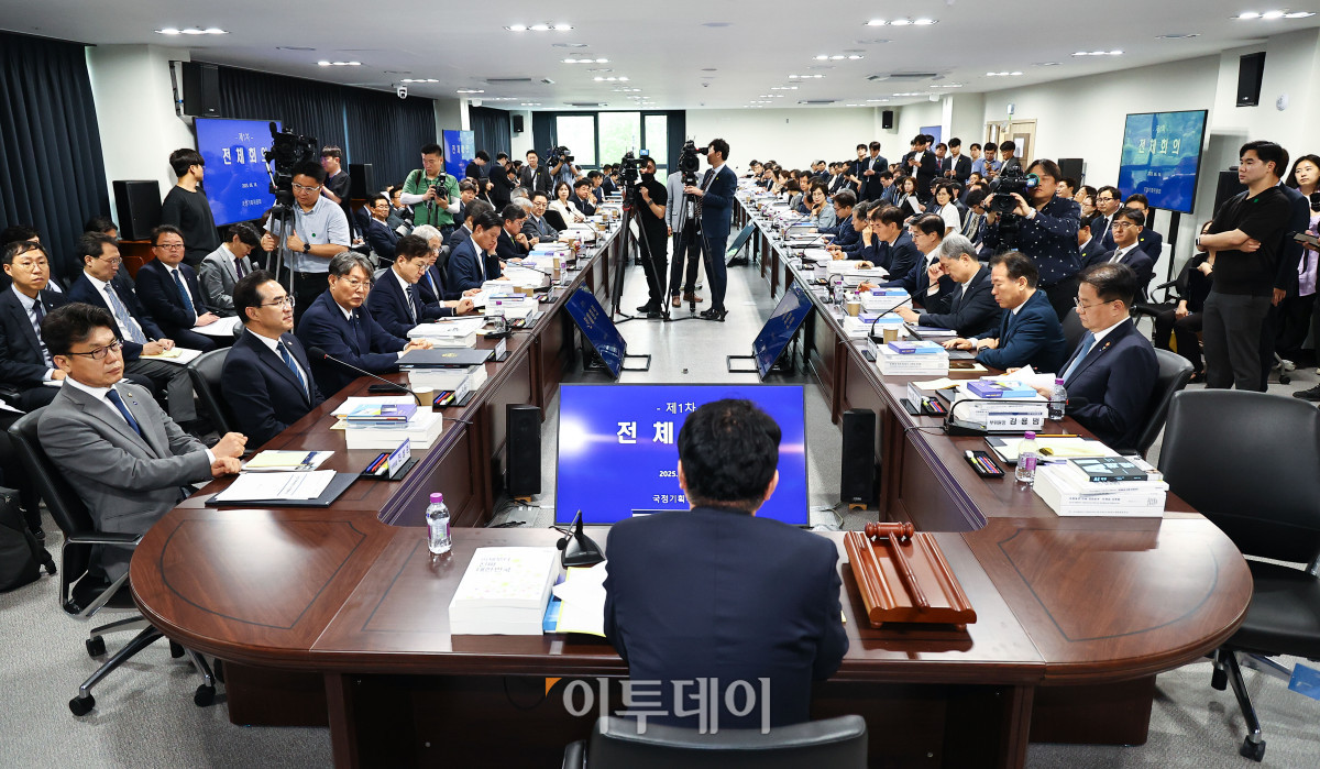 ▲이한주 국정기획위원회 위원장이 16일 서울 종로구 정부서울청사 창성동 별관에서 열린 1차 전체 회의에서 모두발언하고 있다. 이날 출범한 위원회는 정부가 임기 중 추진할 국정과제의 로드맵을 제시하며 이재명 정부의 100대 국정과제를 정리, 과제별로 추진 시점과 목표 등을 정해 '국정운영 5개년 계획'을 마련할 방침이다. 조현호 기자 hyunho@