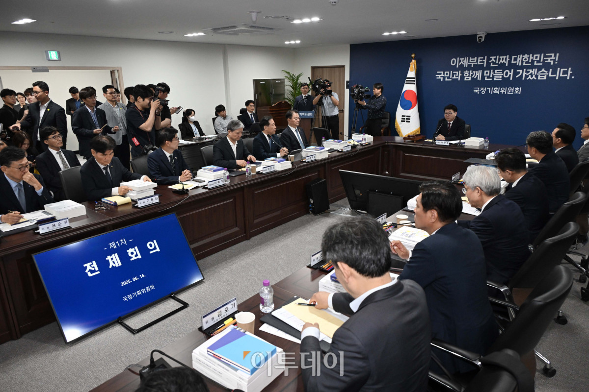 ▲이한주 국정기획위원회 위원장이 16일 서울 종로구 정부서울청사 창성동 별관에서 열린 1차 전체 회의에서 모두발언하고 있다. 이날 출범한 위원회는 정부가 임기 중 추진할 국정과제의 로드맵을 제시하며 이재명 정부의 100대 국정과제를 정리, 과제별로 추진 시점과 목표 등을 정해 '국정운영 5개년 계획'을 마련할 방침이다. 조현호 기자 hyunho@