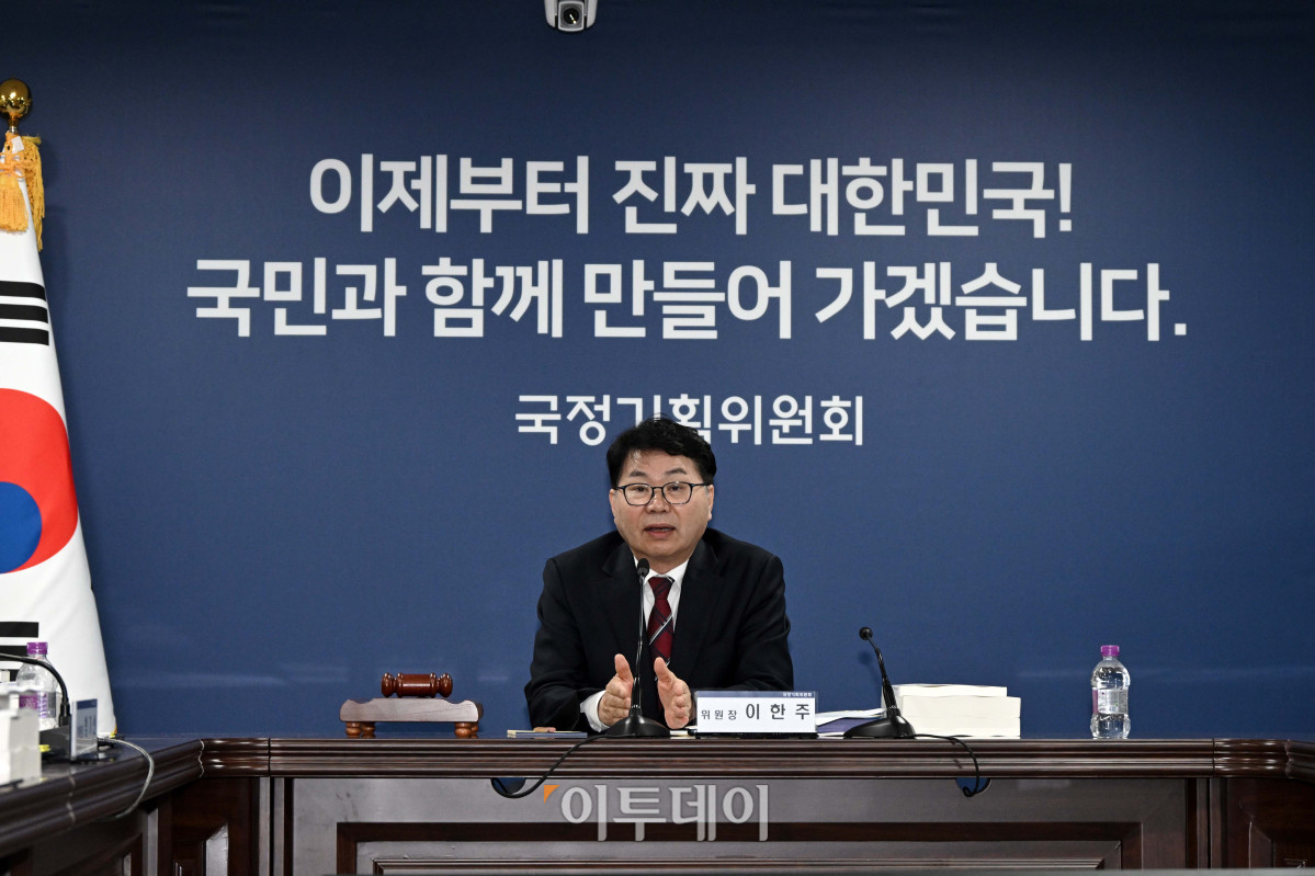 ▲이한주 국정기획위원회 위원장이 16일 서울 종로구 정부서울청사 창성동 별관에서 열린 1차 전체 회의에서 모두발언하고 있다. 이날 출범한 위원회는 정부가 임기 중 추진할 국정과제의 로드맵을 제시하며 이재명 정부의 100대 국정과제를 정리, 과제별로 추진 시점과 목표 등을 정해 '국정운영 5개년 계획'을 마련할 방침이다. 조현호 기자 hyunho@