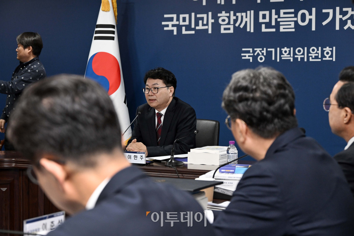 ▲이한주 국정기획위원회 위원장이 16일 서울 종로구 정부서울청사 창성동 별관에서 열린 1차 전체 회의에서 모두발언하고 있다. 이날 출범한 위원회는 정부가 임기 중 추진할 국정과제의 로드맵을 제시하며 이재명 정부의 100대 국정과제를 정리, 과제별로 추진 시점과 목표 등을 정해 '국정운영 5개년 계획'을 마련할 방침이다. 조현호 기자 hyunho@