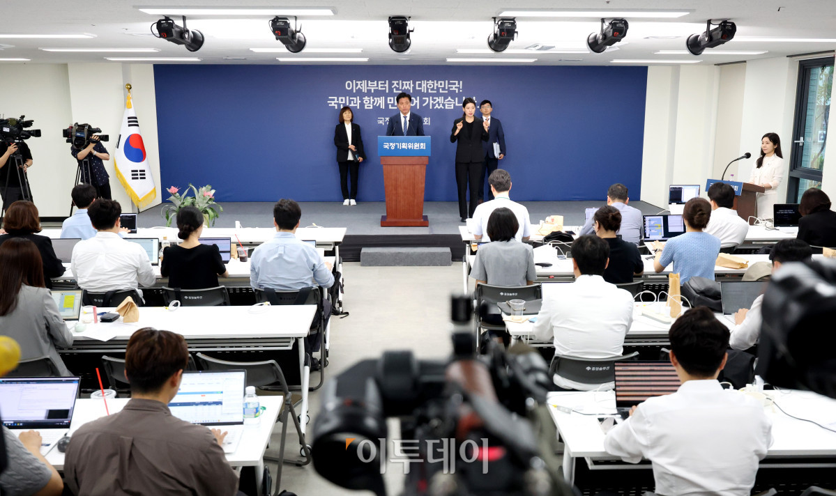 ▲조승래 국정기획위원회 대변인이 16일 서울 종로구 정부서울청사 창성동 별관에서 국정기획위원회 1차 전체회의 관련 브리핑을 하고 있다. 조현호 기자 hyunho@