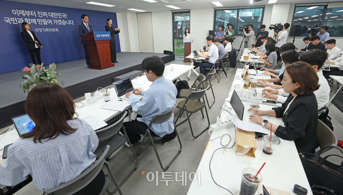 ▲조승래 국정기획위원회 대변인이 16일 서울 종로구 정부서울청사 창성동 별관에서 국정기획위원회 1차 전체회의 관련 브리핑을 하고 있다. 조현호 기자 hyunho@