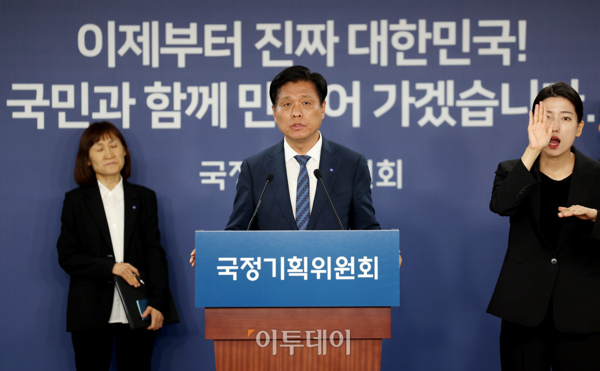 ▲조승래 국정기획위원회 대변인이 16일 서울 종로구 정부서울청사 창성동 별관에서 국정기획위원회 1차 전체회의 관련 브리핑을 하고 있다. 조현호 기자 hyunho@