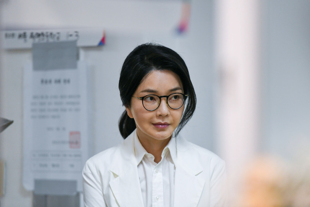 ▲윤석열 전 대통령 배우자 김건희 여사가 제21대 대통령 선거일인 3일 서울 서초구 원명초등학교에 마련된 서초4동제3투표소에서 투표하기 위해 줄을 서고 있다. (연합뉴스)